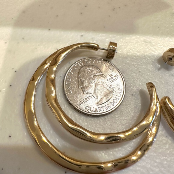 Banana Republic Earrings Gold tone double hoops hammered - Picture 13 of 14